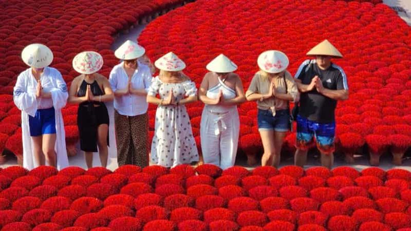 Villages de l'encens et des chapeaux / Temple de la littérature, prison de Hoa Lo