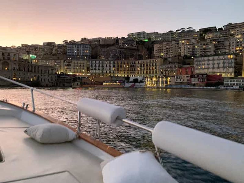 Naples Golden Hour : Apéritif en eboat entre Castel dell'Ovo et Borgo Marinari