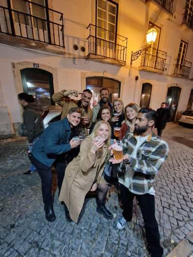 Lisbonne : Visite de la vie nocturne du Bairro Alto avec boissons