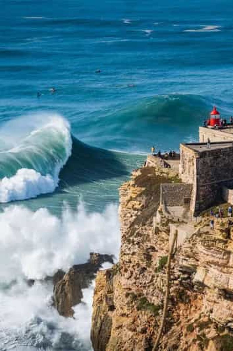 Les vagues géantes de Nazaré et le village médiéval d'Óbidos