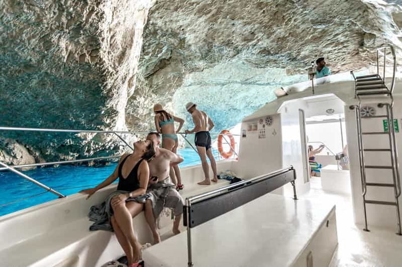Porto Vromi : croisière avec épave, grottes et baignade à la plage blanche