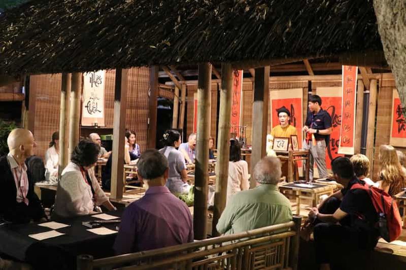 Hanoï : visite de nuit du Temple de la Littérature Van Mieu avec spectacle 3D