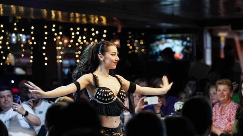 Istanbul : Dîner-croisière sur le Bosphore avec spectacle nocturne turc