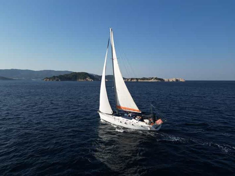 Billet Skiathos : excursion privée en voilier avec déjeuner et snorkeling