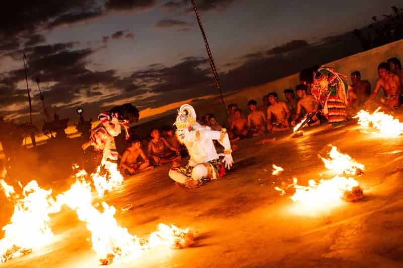 Bali : visite du temple d'Uluwatu et danse Kecak à la falaise de Karang Boma