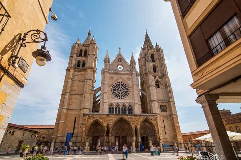 Léon : visite à pied de l'extérieur et de l'intérieur de la cathédrale