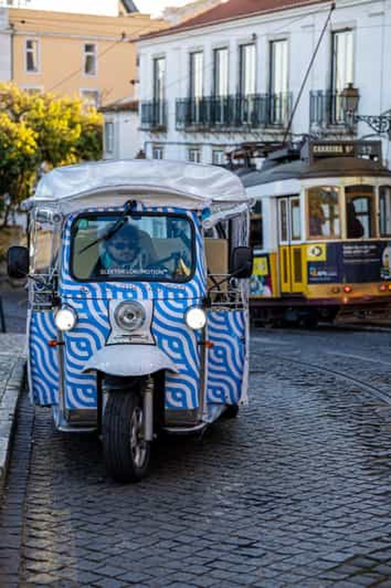 Lisbonne : La célèbre ligne de tramway 28 : visite guidée privée en tuk-tuk