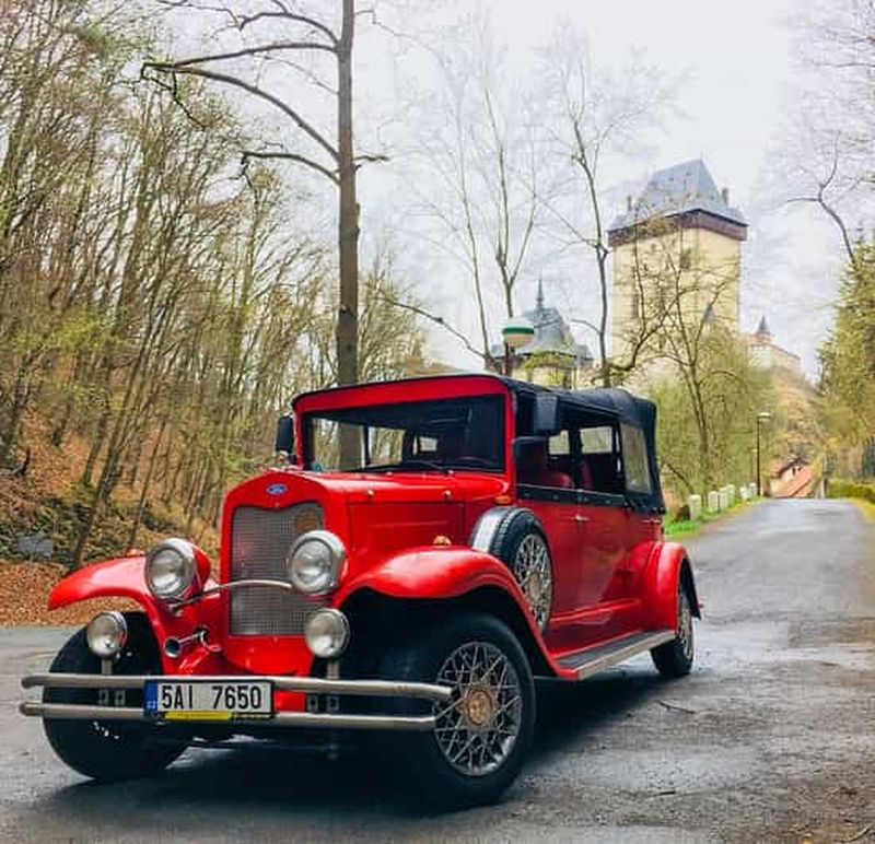 Prague : Le château féerique de Karlstejn dans une voiture rétro