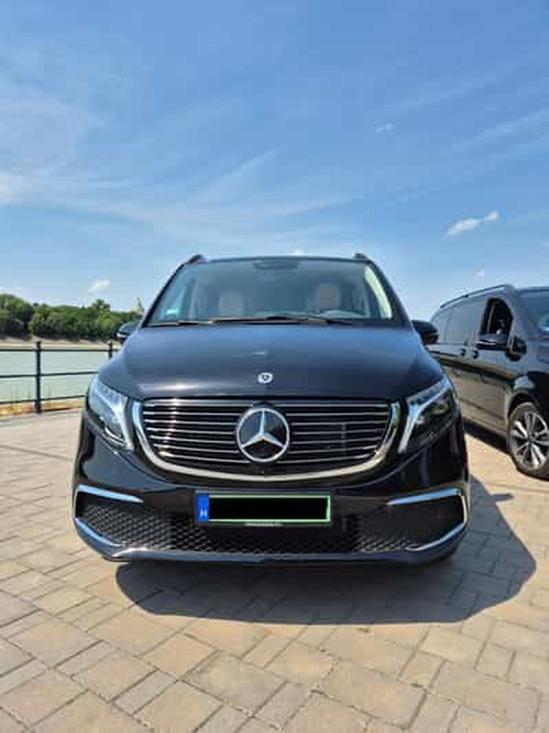 Budapest : Transfert privé de l'aéroport à l'hôtel en voiture électrique.