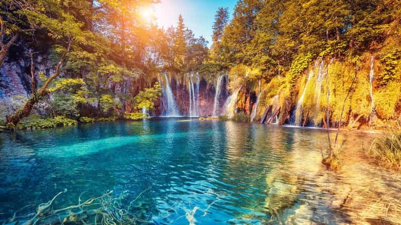 Split : transfert à Zagreb avec billets d'entrée aux lacs de Plitvice