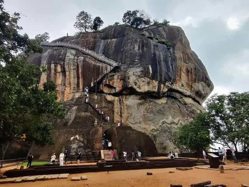 Colombo : randonnée au rocher du lion de Sigiriya et visite du village