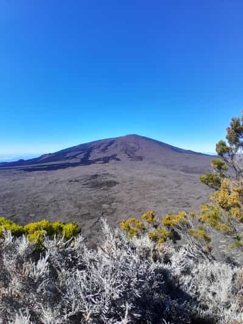 Excursion au Piton de la Fournaise en suv Lexus avec chauffeur privé