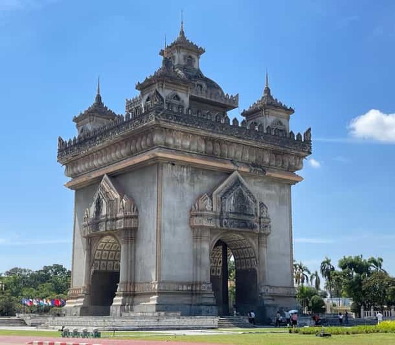 Vientiane : visite culturelle avec le parc du Bouddha et le Patuxay