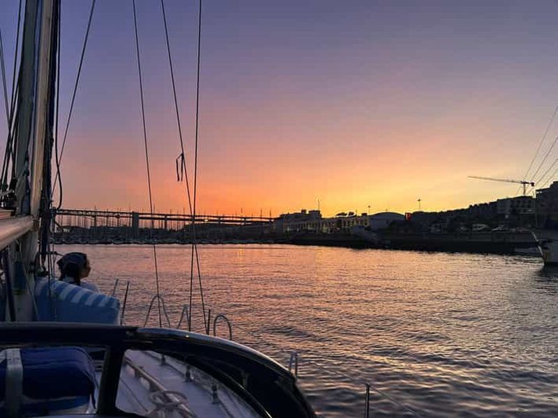 Lisbonne au coucher du soleil : croisière en voilier sur le Tage