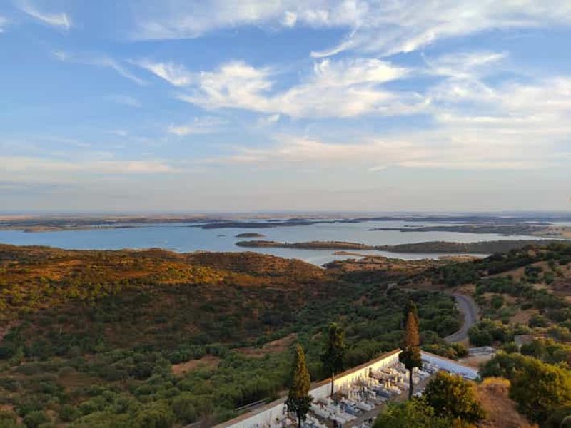 Excursion d'une journée Évora-Alqueva-Monsaraz-Troia avec vin, déjeuner et voiture électrique
