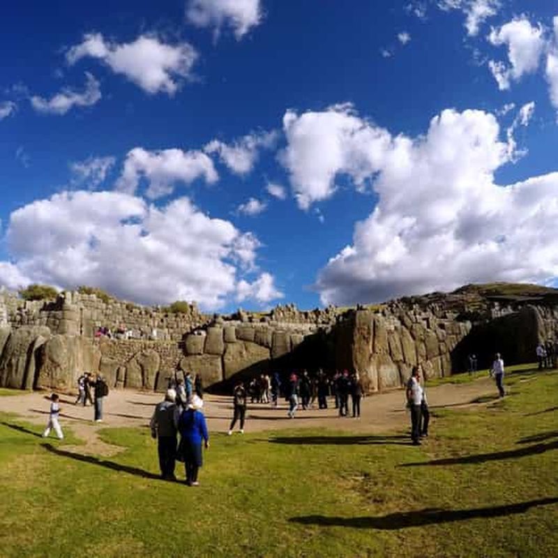 Depuis Cuzco : excursion d'une demi-journée à Sacsayhuamán, Qenqo, Tambomachay