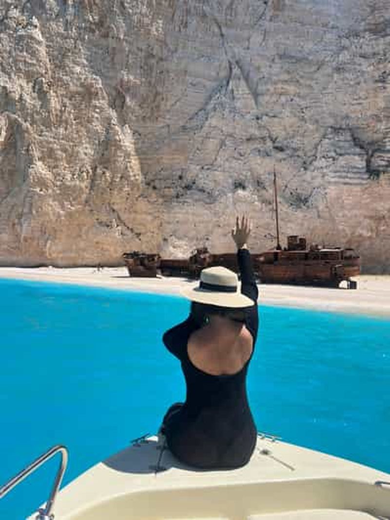 Porto Vromi : épave, grottes bleues et plage blanche en bateau