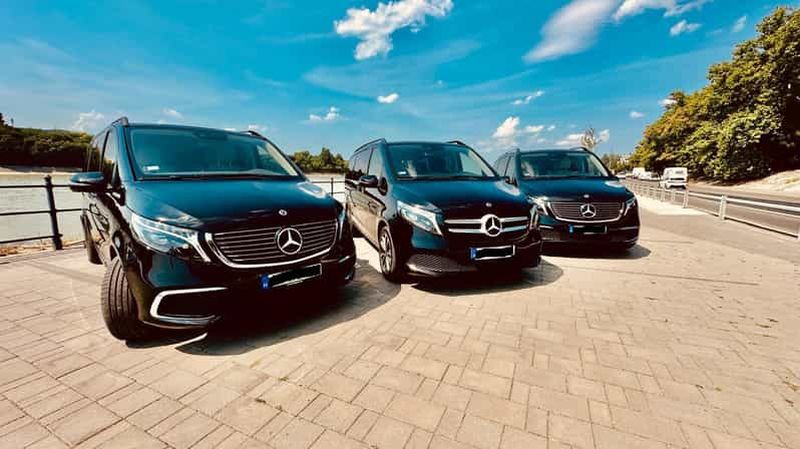 Budapest : Transfert privé de l'hôtel à l'aéroport en voiture électrique.