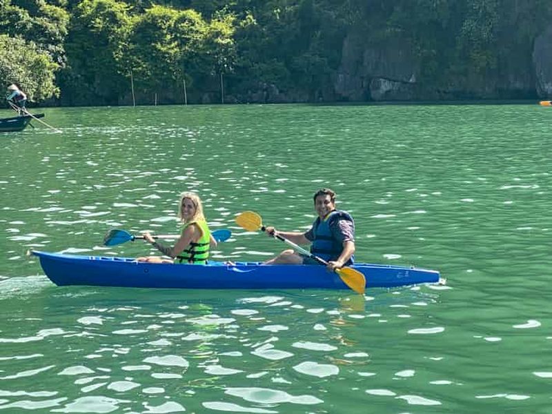 Hanoi : Aller-retour pour les îles de la baie d'Halong, les grottes, le kayak et le déjeuner