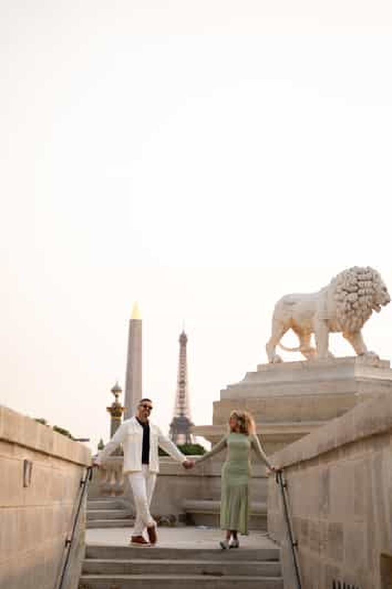 Paris : séance photo professionnelle sur la place de la Concorde avec vue sur la tour Eiffel