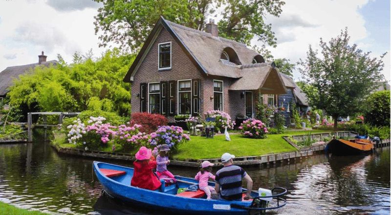 Au départ d'Amsterdam : excursion guidée d'une journée à Giethoorn avec croisière sur les canaux