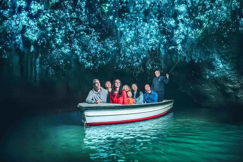Waitomo : visite guidée des grottes aux vers luisants en bateau