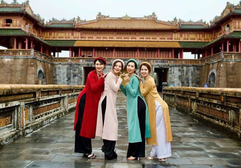 Hué : visite privative de la cité impériale, des tombeaux royaux et des pagodes