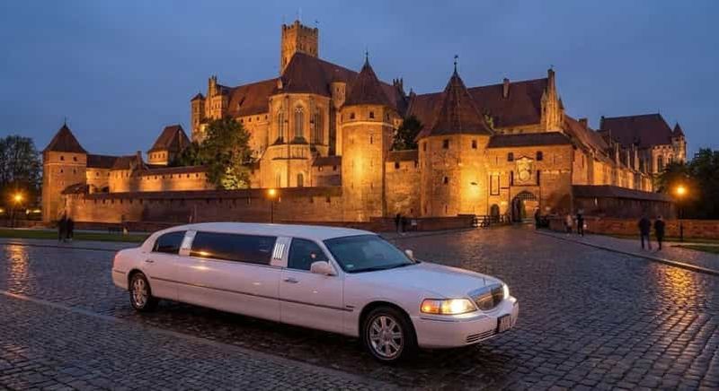 Gdańsk : visite de nuit du château de Malbork en limousine avec vin