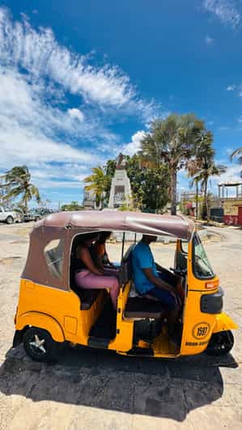 Billet City Tour en TukTuk à Antsiranana: shopping excursion et visite des baobabs