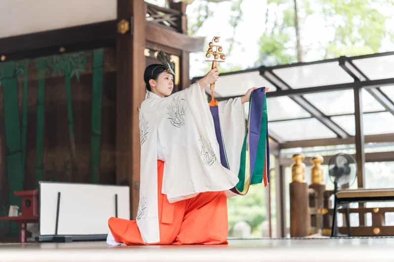 Visite guidée du sanctuaire de Fushimi Inari Taisha et spectacle de kagura