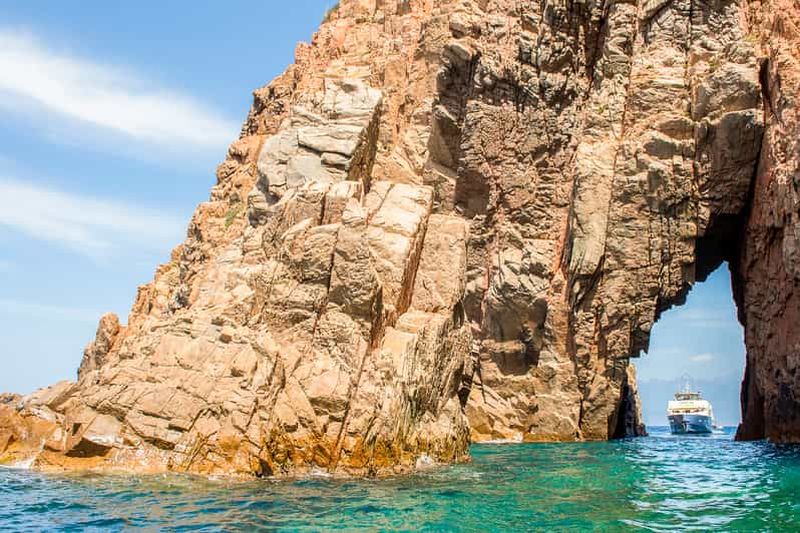 Depuis Ota : sortie en bateau écologique dans la réserve de Scandola