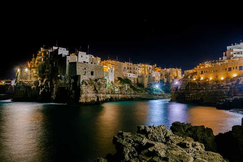 Polignano a Mare : sortie en bateau nocturne dans les grottes marines