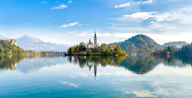 Depuis Ljubljana : Lac de Bled et grotte de Postojna avec billets d'entrée