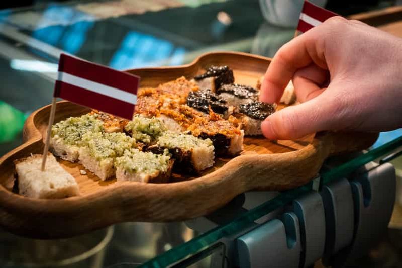 Riga : visite culinaire traditionnelle du marché central en petit groupe