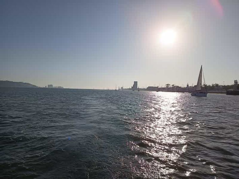 Lisbonne : excursion en voilier au coucher du soleil avec vue sur la tour de Belém