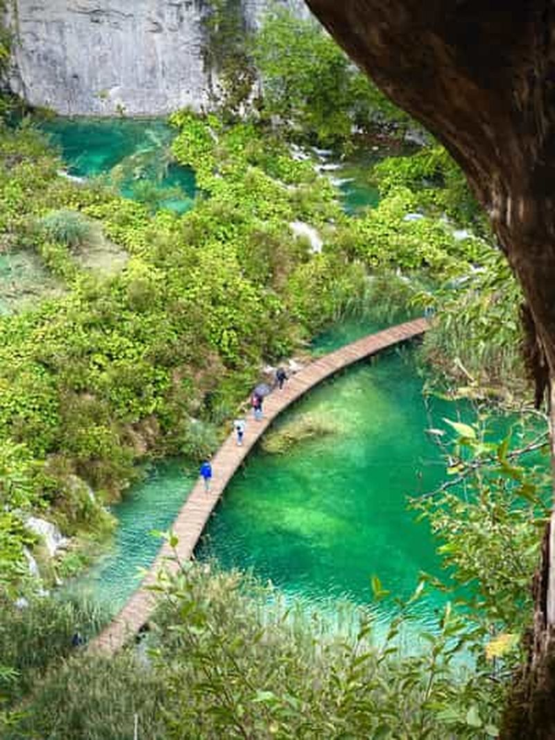 Depuis Zadar : visite guidée des lacs de Plitvice en bateau et en train