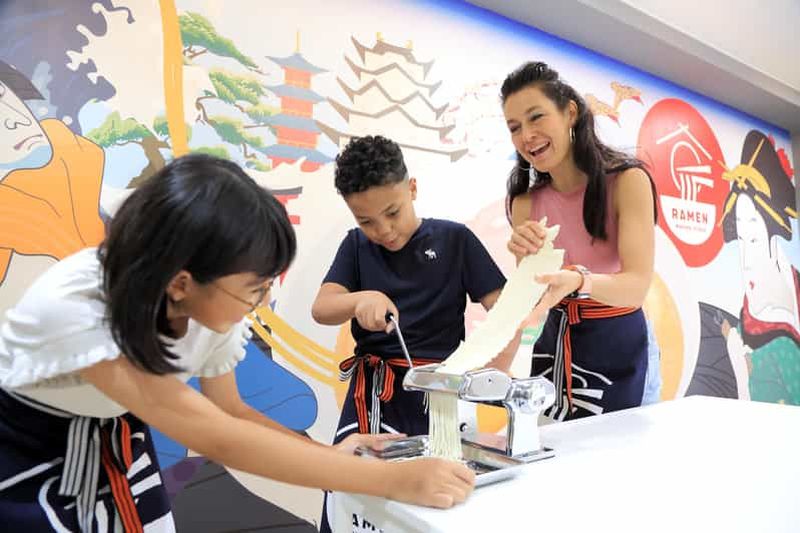 Expérience de fabrication de ramen dans le quartier du château d'Osaka avec souvenir