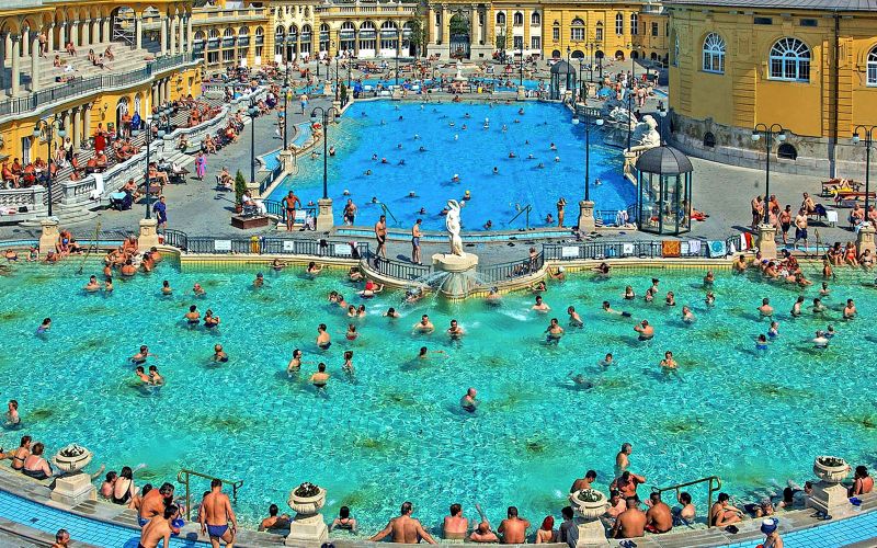 Thermes de Széchenyi : Billets d'entrée avec casiers ou cabine privée et option accès rapide