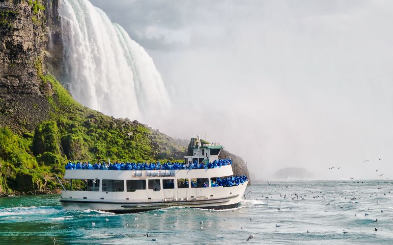 Depuis Toronto : excursion d'une journée aux chutes du Niagara avec croisière Hornblower et visite derrière les chutes en option
