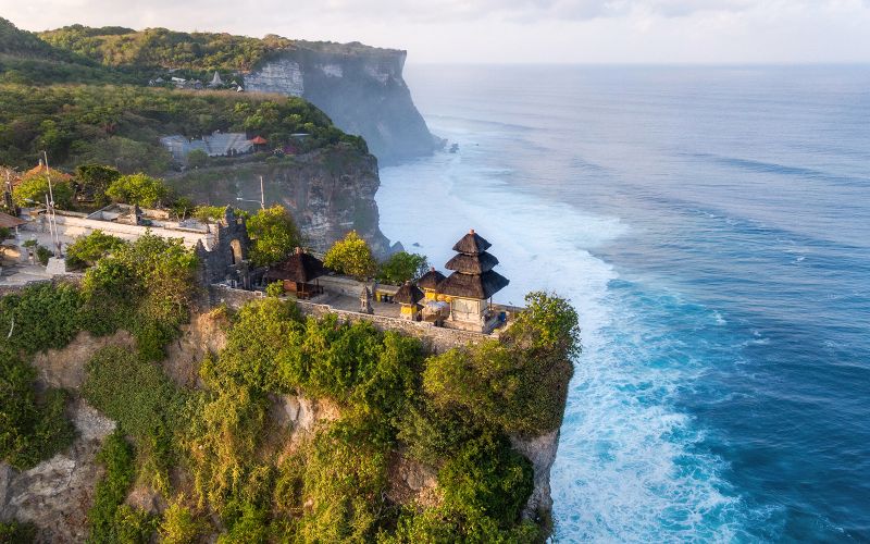 À partir de Bali : Visite privée de Tanah Lot, Temple d'Uluwatu & spectacle de danse Kecak au coucher du soleil.
