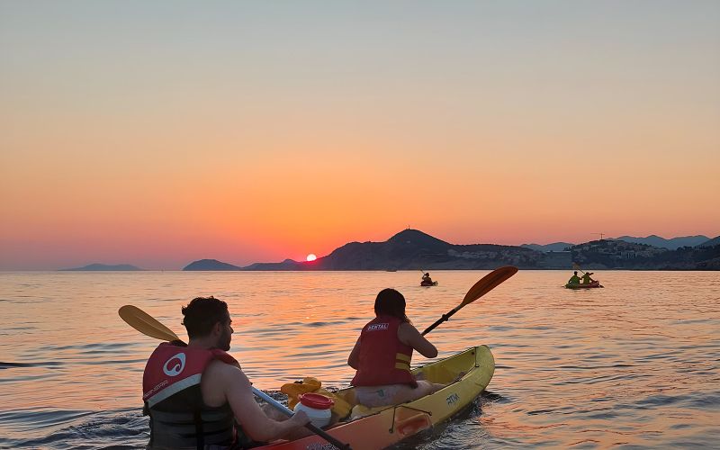 Excursion de 3 heures en kayak au coucher du soleil autour des remparts de la Vieille Ville, de la plage de la grotte de Betina et de l'île de Lokrum