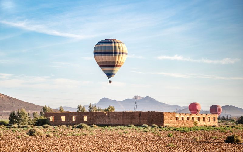 Marrakech : Vol en montgolfière au lever du soleil, petit-déjeuner berbère et certificat avec balade en quad ou à dos de chameau.