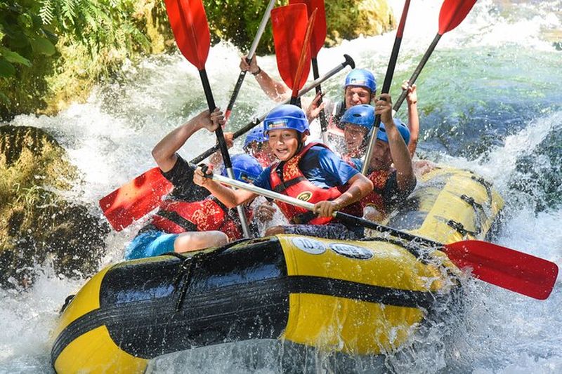 Expérience de rafting et de saut depuis des falaises sur la rivière Cetina à Split