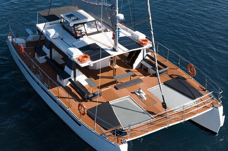 Croisière en catamaran avec barbecue dans la caldeira à Santorin