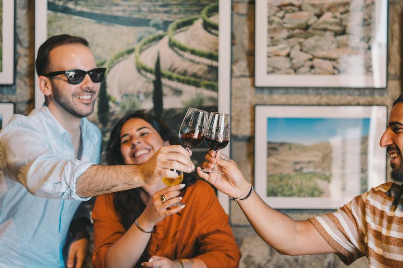 Visite guidée d'une cave, spectacle de fado et dégustation de vin à Porto