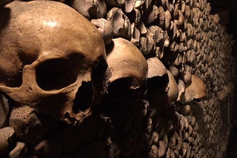 Visite guidée des zones restreintes des Catacombes de Paris pour petits groupes