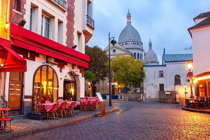Visite nocturne de Montmartre avec spectacle de cabaret et dîner à Paris