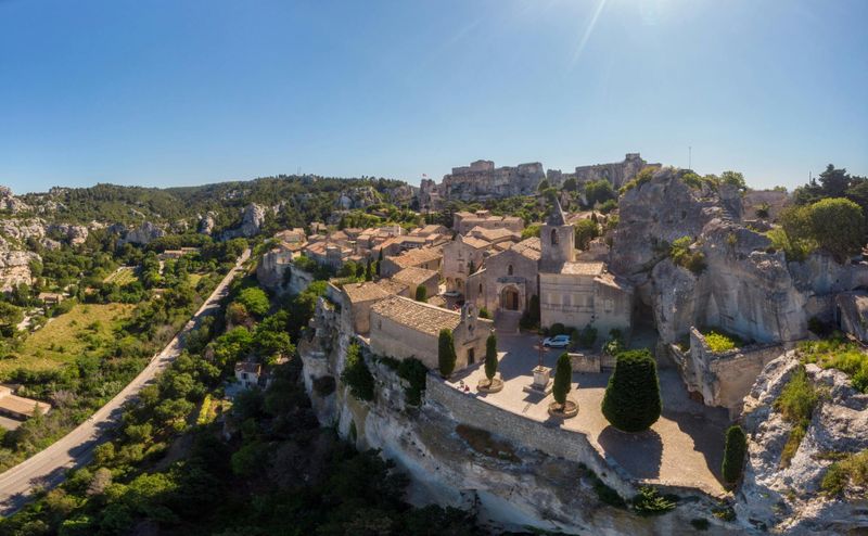 Visite des Baux-de-Provence avec les Carrières de Lumières et dégustation de vins