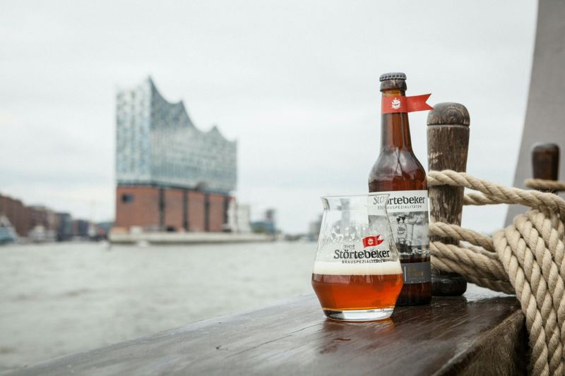 Visite de la plaza de la Philharmonie de l'Elbe avec une bière Störtebeker
