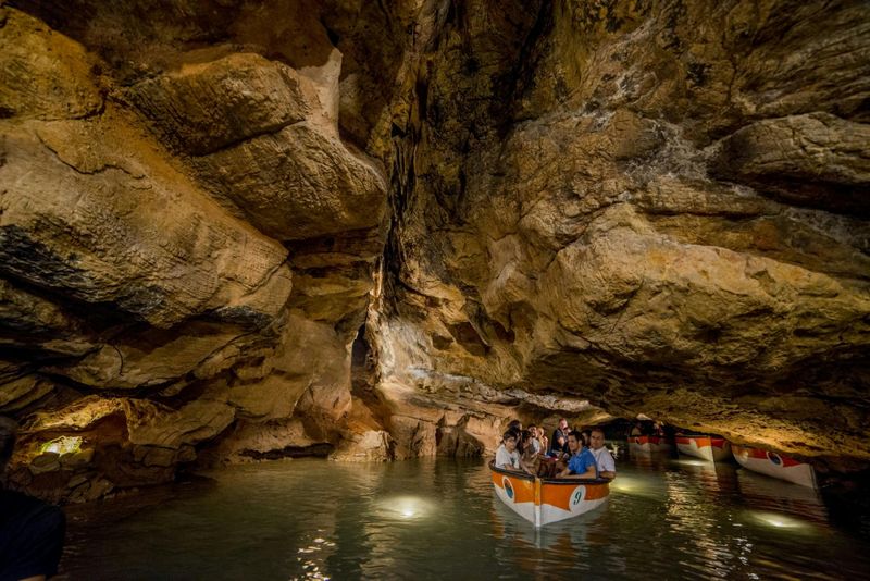 Excursion en bateau dans les grottes de San José